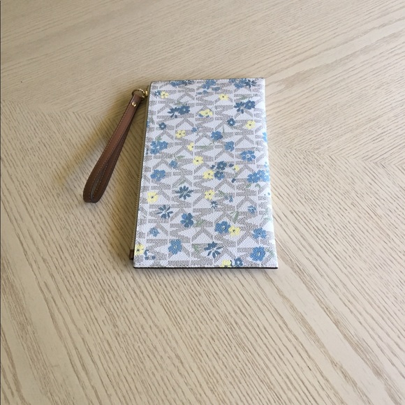 Michael Kors Vanilla, Luggage Clutch, Wristlet - Picture 3 of 12